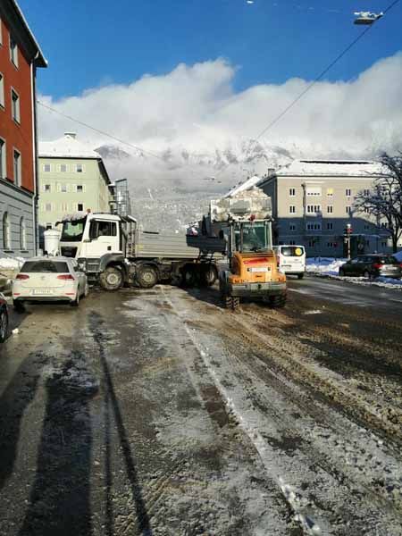 Schnee verladen in der Stadt Innsbruck